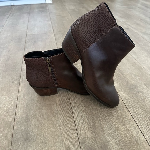 Clarks Artisan Deep Brown Ankle Booties Women’s size 7.5 - Picture 2 of 14